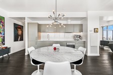 Table à manger Knoll Saarinen 54" marbre de Carrare blanc et quatre chaises d'appoint tulipe