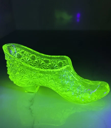 Vintage FENTON Art Glass DAISY & BUTTON Vaseline Slipper Shoe Boot Uranium Glow