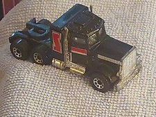 Atractivo y audaz negro/rojo 1981 Peterbilt cabina tractor escala 1:64 por caja de cerillas