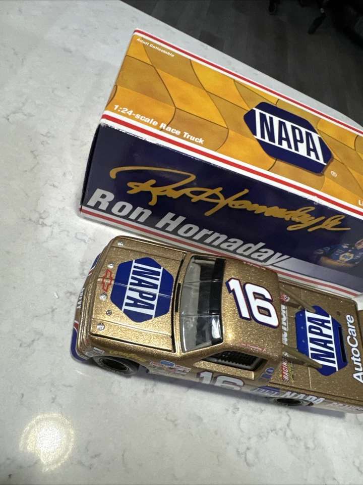 RARO! Camión Chevy Silverado 1997 vintage NASCAR #16 Ron Hornaday NAPA dorado 1:24 Foto 3 de 4