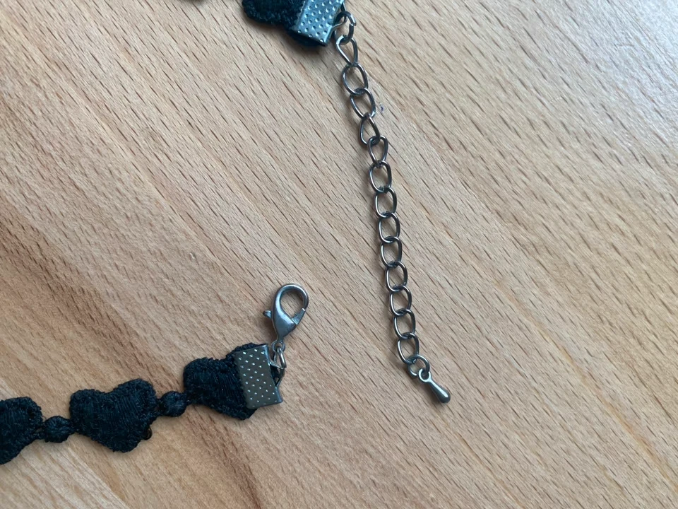 schwarzer Choker / Halskette mit Herzen aus Stoff von ASOS - Bild 4 von 4