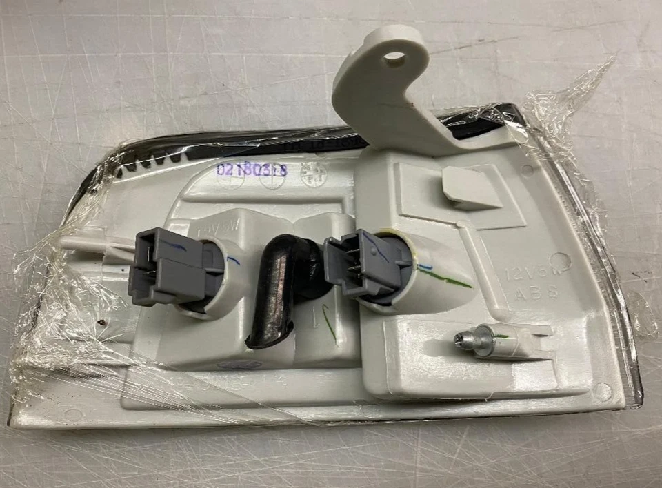 1992-1993 HONDA ACCORD LH SIDEMARKER LIGHT P/N 18 1901 00 TYC AFTERMARKET LIGHT - Image 4 of 4