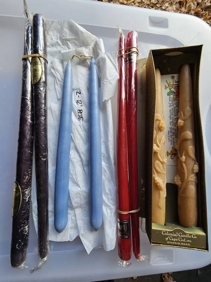 4 pares de velas cónicas surtidas de colección. 2 velas coloniales en relieve de acebo de colección  Foto 2 de 4