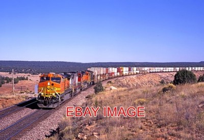 FOTO USA EISENBAHN BNSF 4343 WESTBOUND STACK TRAIN NÄHERT SICH ADLERNEST. 2 NOV