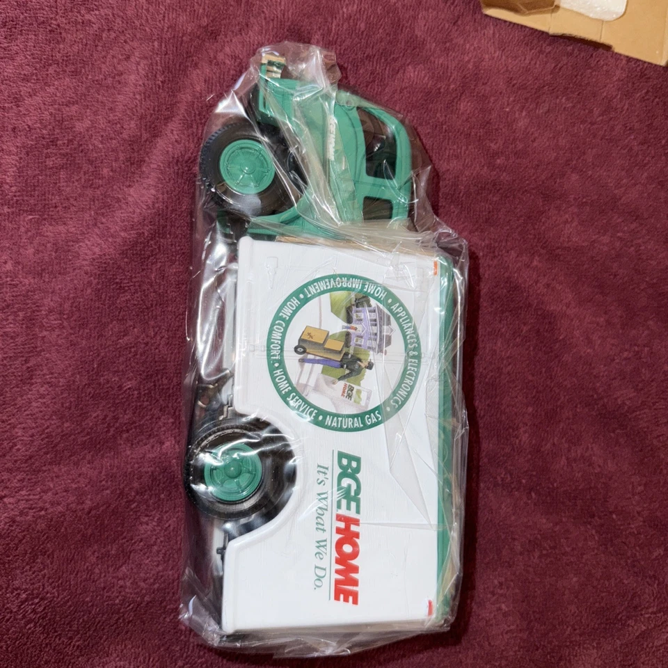 Raro camión Ertl 1949 blanco cabina inclinable metal fundido a presión "BGE Home" coleccionable NUEVO Foto 2 de 4