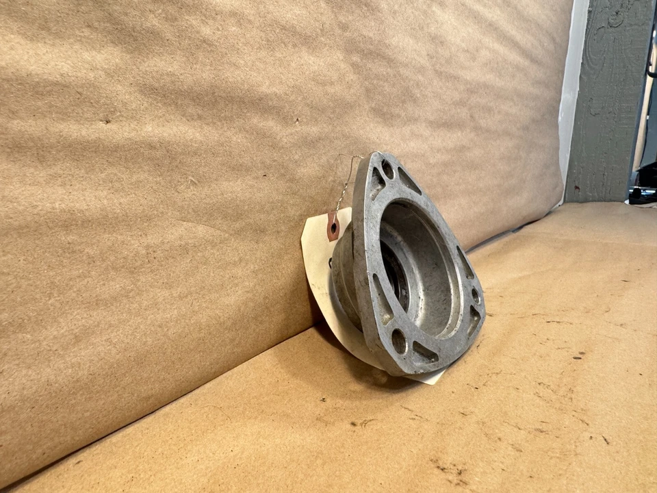 Brida de distribuidor Ferrari Dino 208/308 GT4 OEM PN 103813 Foto 2 de 4