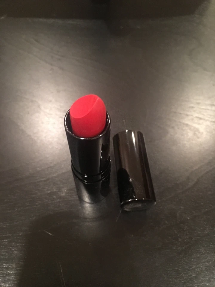 Lápiz Labial Crema “REBELLIOUS RED” Maquillaje Hipoalergénico, Larga Duración Foto 2 de 2