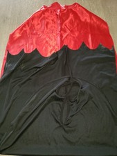 2 boys BLACK AND RED HALLOWEEN CAPES SOLID COLORS ONE SIZE PRETEND PLAY CLEAN 