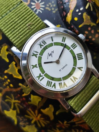 LUCH Green Vintage USSR Watch - Picture 1 of 3