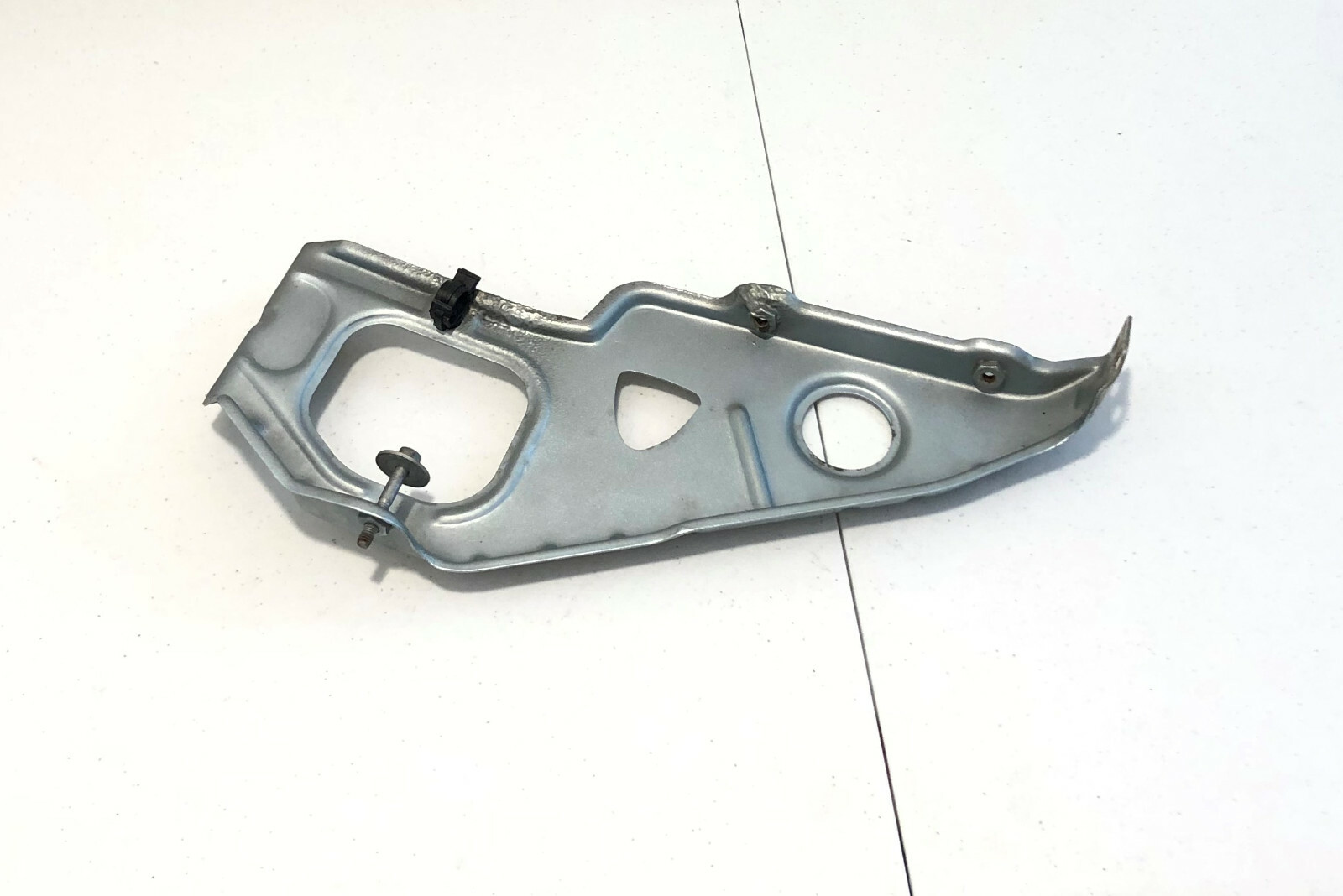 06 Maserati Quattroporte M139 FRONT LEFT HEADLIGHT BRACKET USED