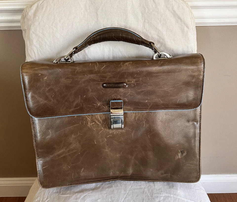 PIQUADRO Maletín Doctor Clásico de Cuero Marrón Alta Tecnología Borde Azul Usado Rasguños Foto 3 de 4