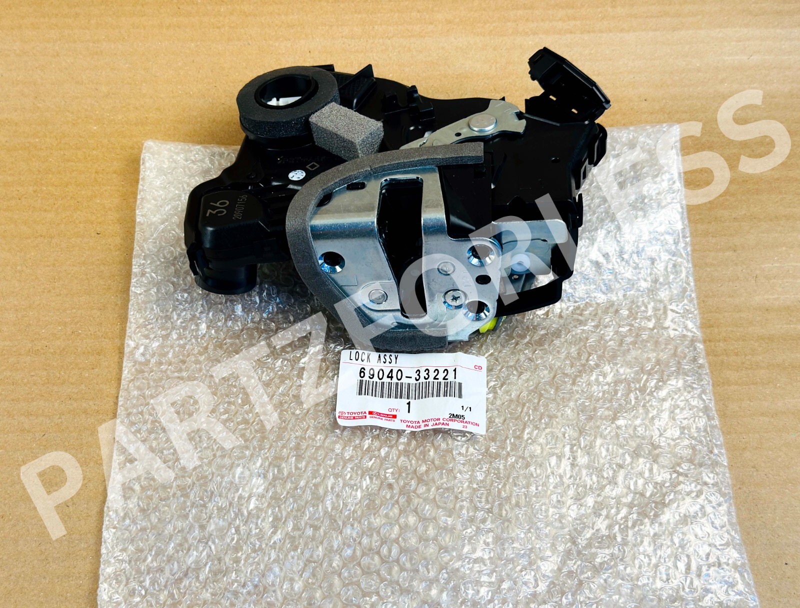 69040-33221 TOYOTA GENUINE LOCK ASSY, FRONT DOOR W/MOTOR, LH  