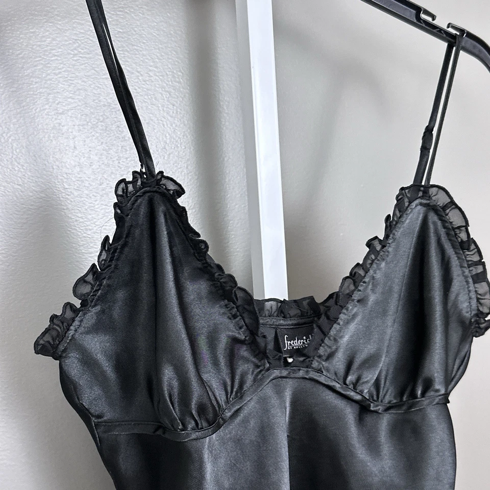 Camisola Frederick’s Of Hollywood Satinada Cami Negra Talla Mediana Volantes Cuello en V Top Foto 2 de 4