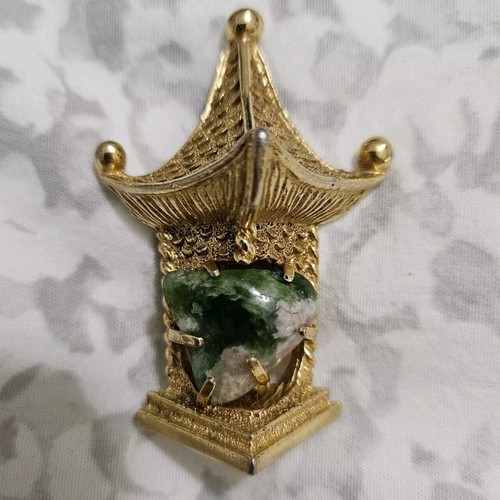 Vintage BSK Brosche Anstecknadel asiatischer Stil grüne Jade Pagode