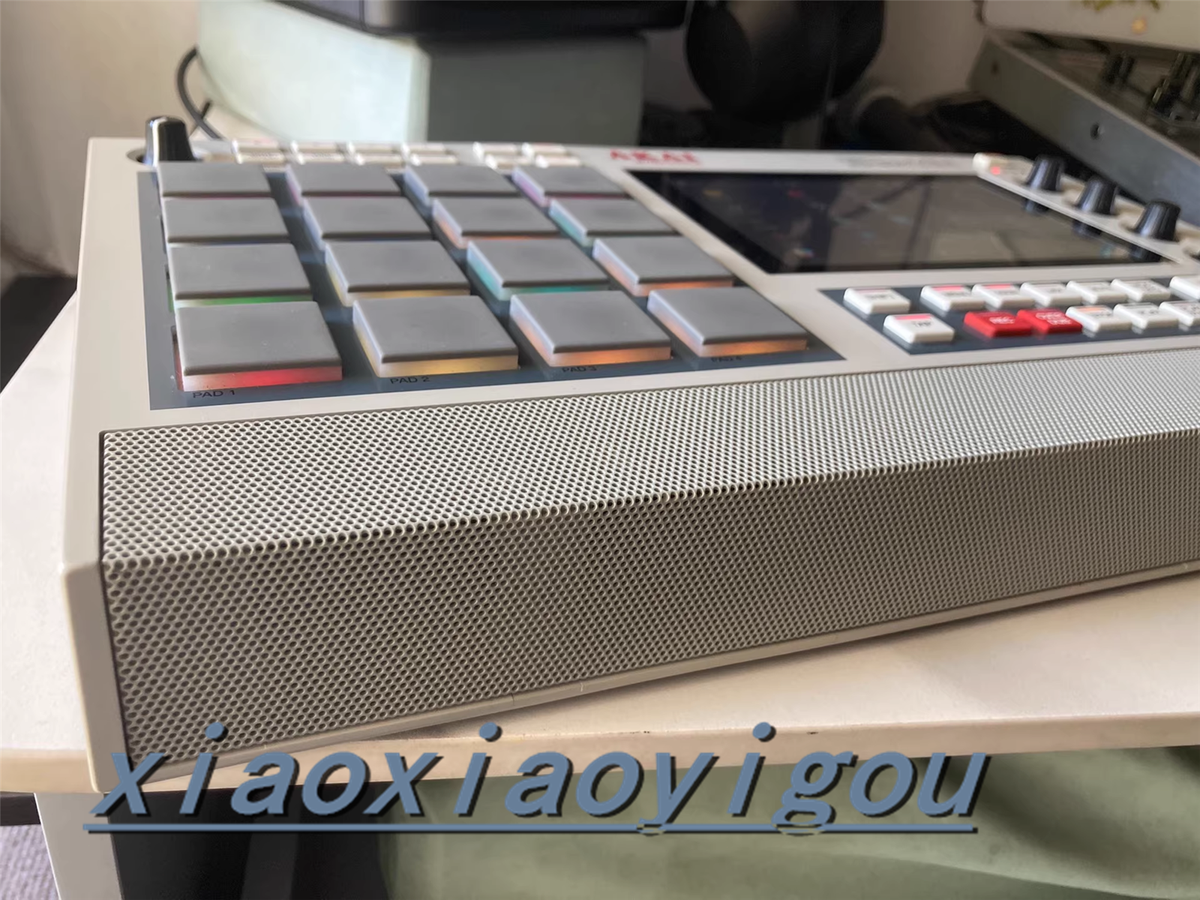 1x AKAI Professional MPC LIVE II 2 Retro Edition Music Production