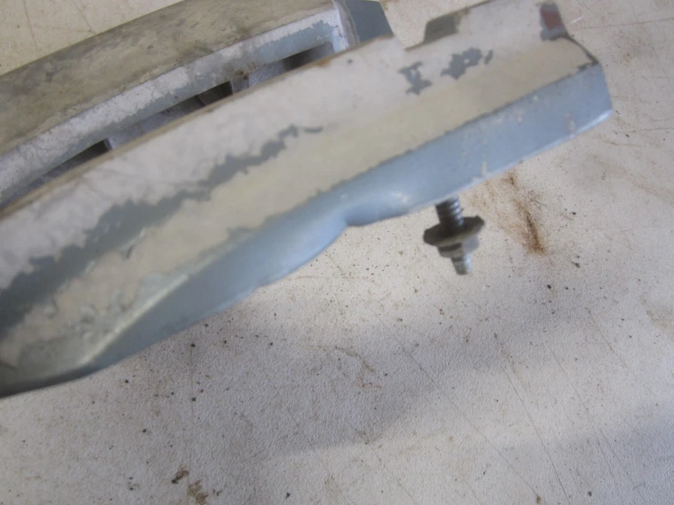 Oldsmobile 98 1968 extensión guardabarros trasero izquierdo 7728422 usado fabricante de equipos originales L@@K Foto 4 de 4