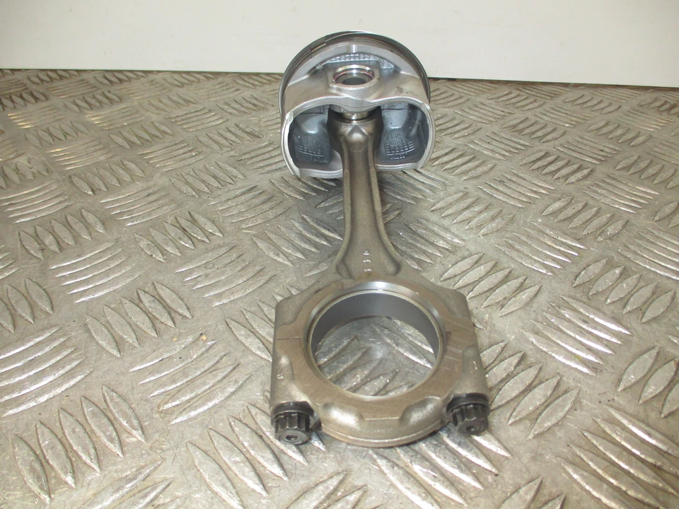 Toyota Corolla 2021 híbrido gasolina 1,8 X2ZR-E22U. Varilla de conexión y pistón 10K Foto 2 de 4