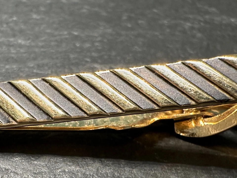 VINTAGE PIERRE CARDIN GOLD TONE RIDGED TIE CLIP H475 - Image 4 of 4