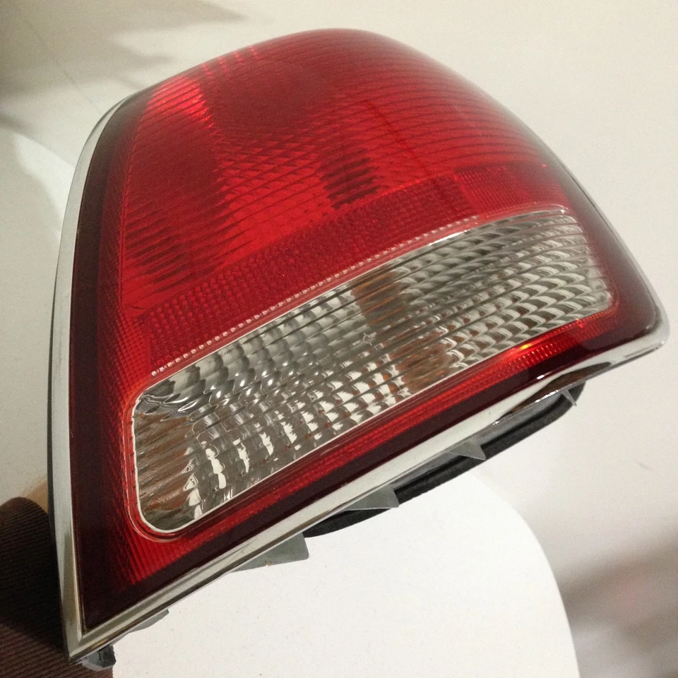 Conjunto de luz trasera lateral derecha Hyundai XG300 XG350 2001-2003 fabricante de equipos originales brillante Foto 4 de 4