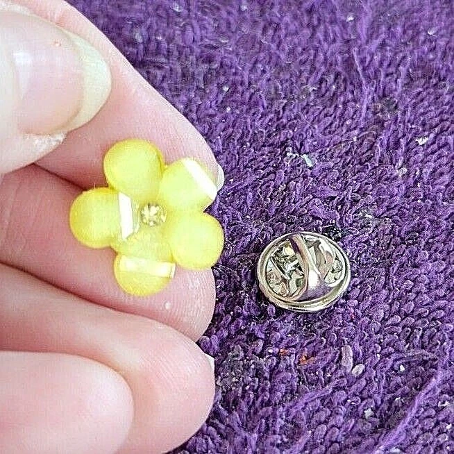 ^Pin de solapa de flor de plumeria hawiiana - ¡Isla arena surf viento y único! Foto 2 de 4