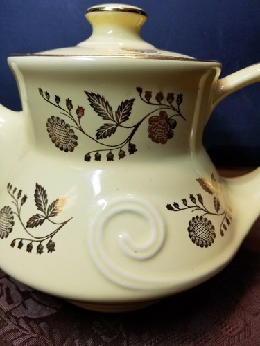 Pearl China Co. 22 Kt Gold Yellow Hand Decorated Tea Pot - Picture 4 of 4