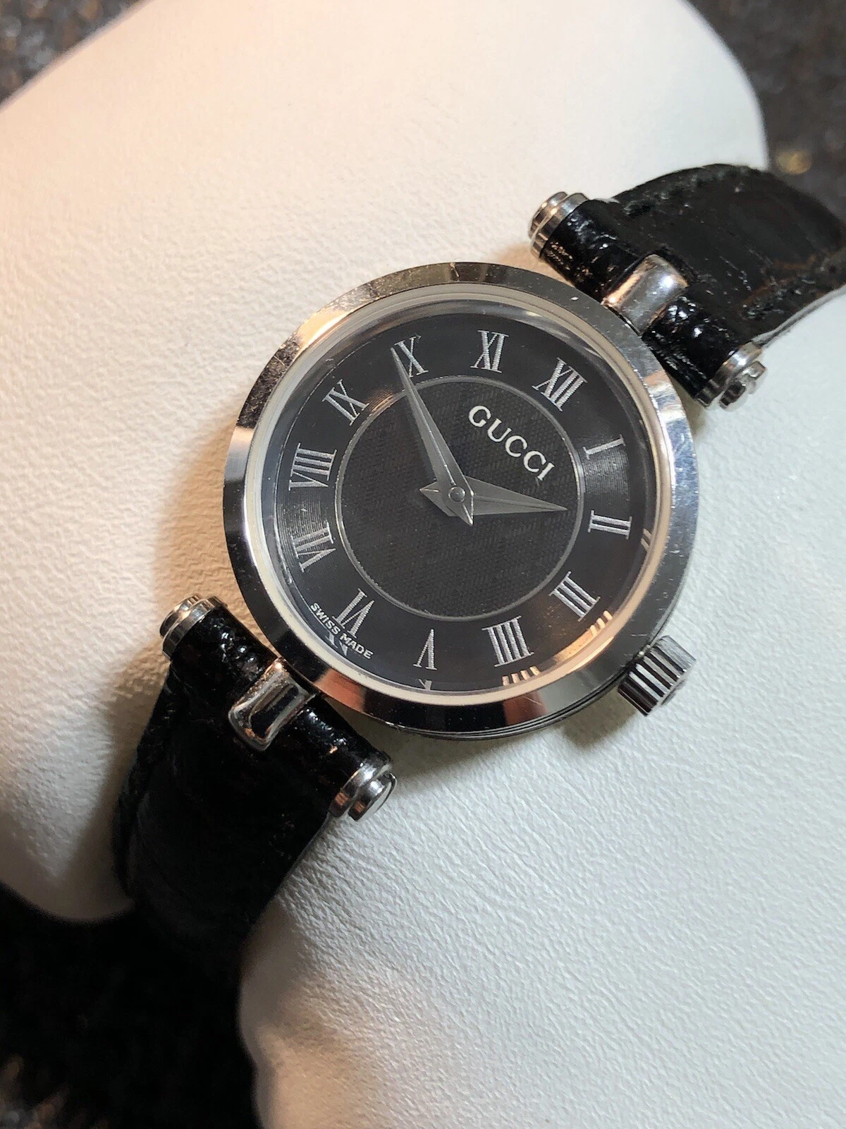 Authentique montre bracelet ronde à quartz pour femme suisse GUCCI pour pièces ou à REPARER