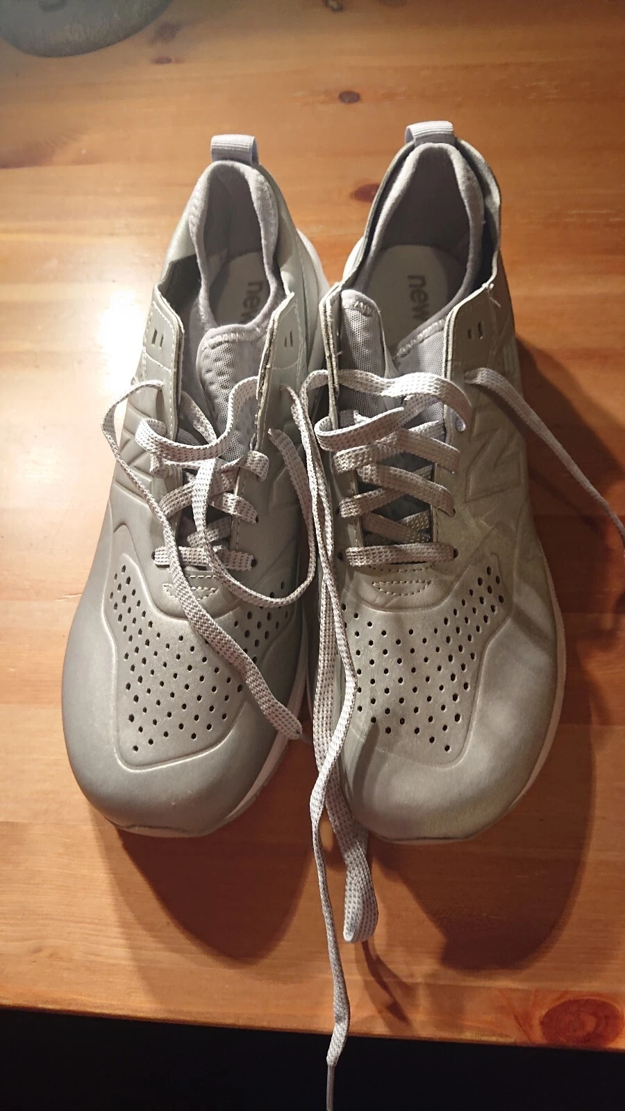 New Balance 580 Scarpe da Ginnastica Basse MRT580DZ Grigio Argento Riflettente UK 9 5. NON INDOSSATO.