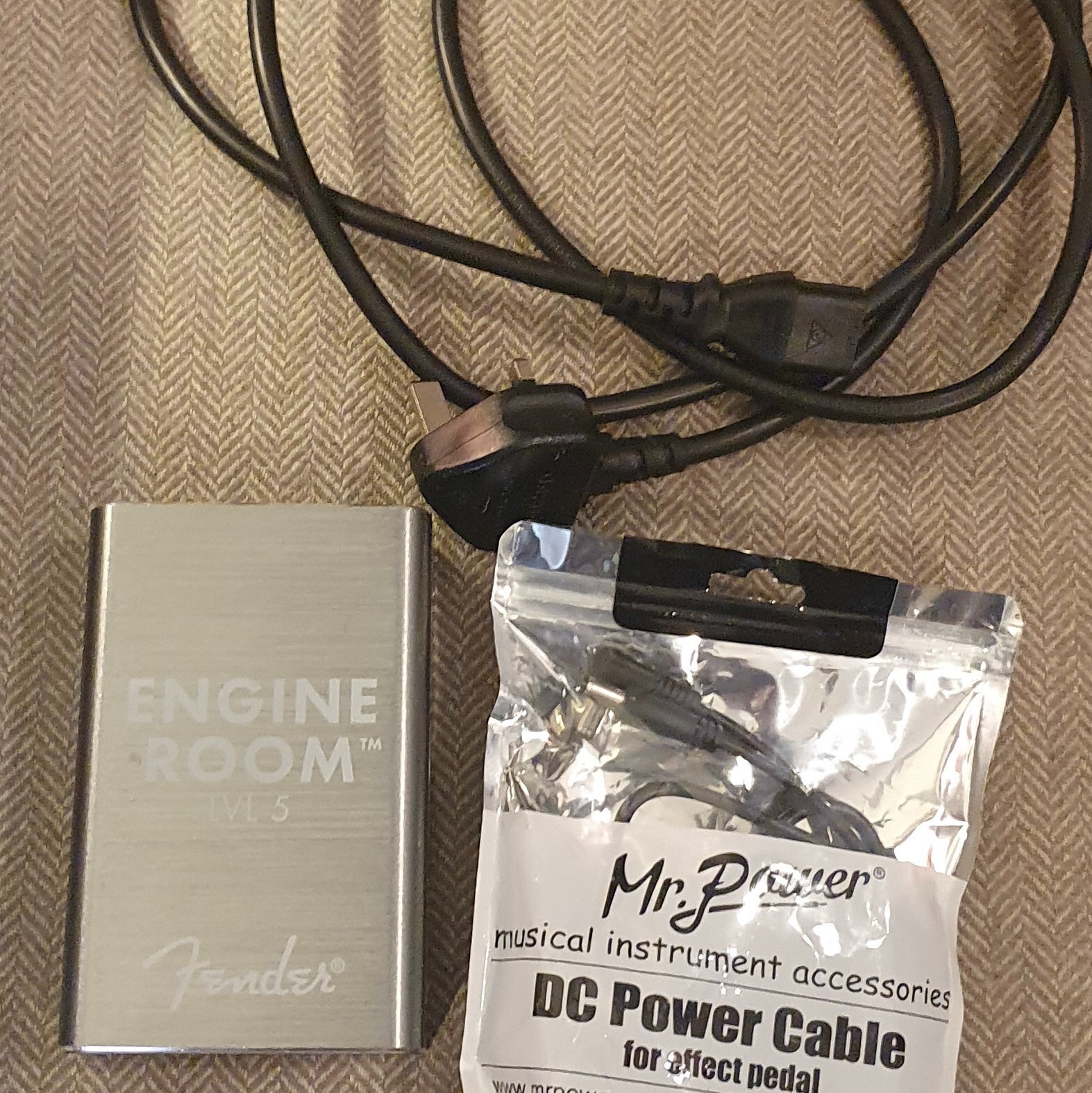 Fender Engine Room LVL5 PSU for guitar pedals fx 5x ground isolated 9v