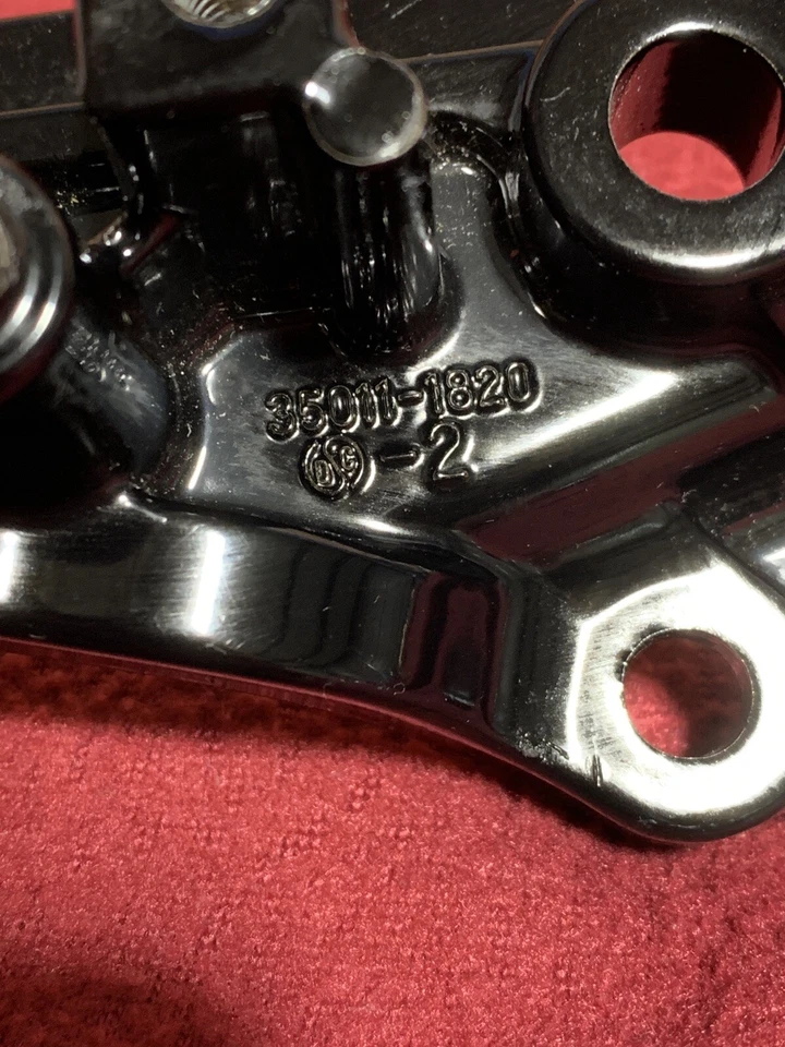 SOPORTE DE CLAVIJA KAWASAKI ZRX1200 ZR 1100 1999 RH RIDERS GENUINO FABRICANTE DE EQUIPOS ORIGINALES LOTE 85K4728 Foto 3 de 4