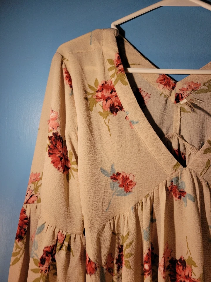 Blusa Mittoshop para mujer floral con cuello en V talla grande M Foto 4 de 4