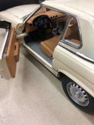 SunStar 1/18 Scale Mercedes Benz 350 SL Ivory Diecast car Model