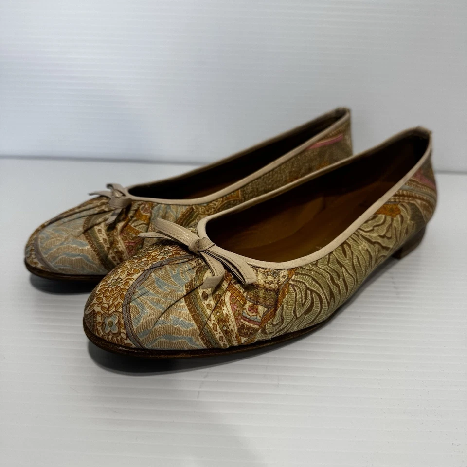 Sapatilhas de balé Stuart Weitzman multicoloridas floral acabamento em couro paisley tamanho 8 1/2 - Imagem 2 de 4