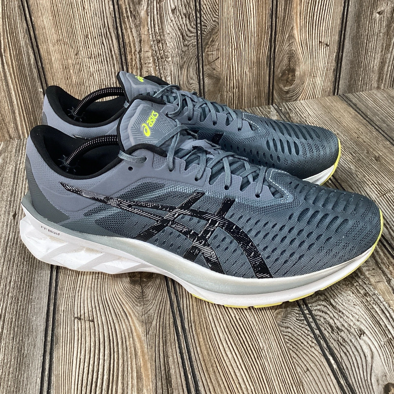 Scarpe uomo sneakers Asics Novablast 1011A681 taglia 11 grigio lenzuolo rock running