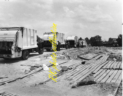 1970 ORIGINAL B & W PHOTO OF GARBAGE TRUCKS IN LINE AT THE DUMP