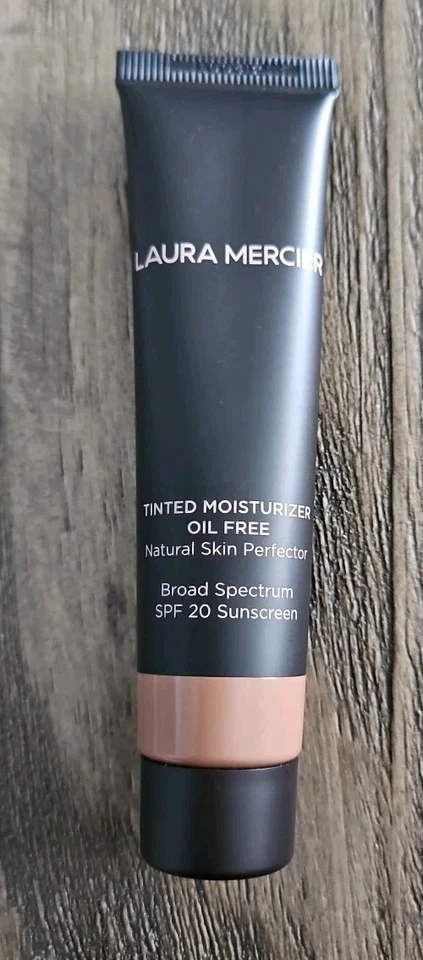 2X Crema hidratante tintada Laura Mercier SIN ACEITE SPF20 en 5N1 nogal 25 ML SELLADA Foto 2 de 4