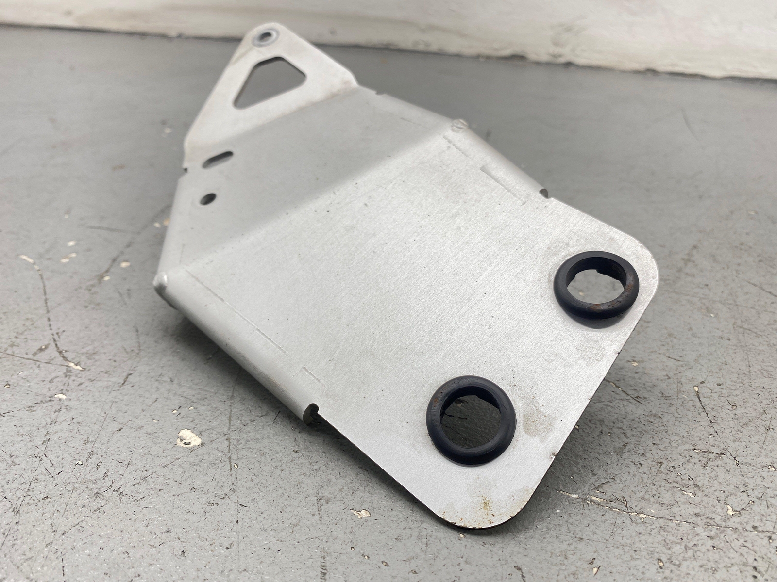 2020-2023 MCLAREN GT RIGHT SIDE MISC SUPPORT BRACKET 22LA010GP OEM 2021 2022