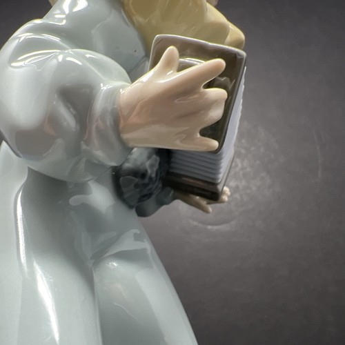 Lladro Nao 1102 Harlequin's Concerto Playing Accordion - Picture 8 of 9