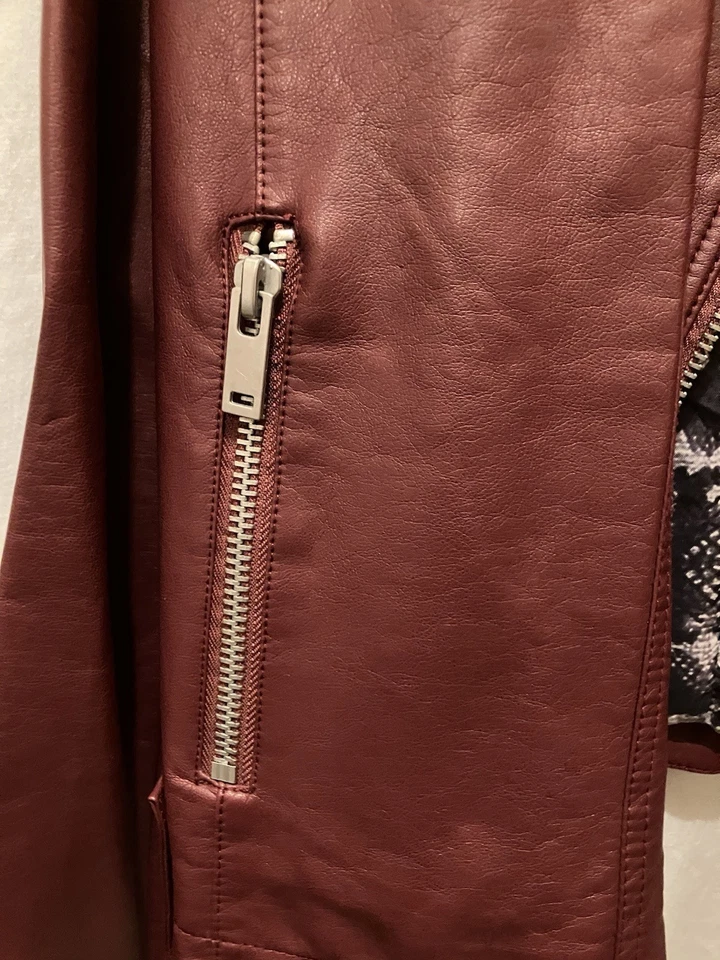 Chaqueta de moto negra Remache Atmosphere de cuero sintético borgoña Foto 4 de 4