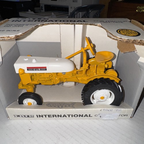 Ertl 653 International Cub Tractor 1964-1976 Diecast 1/16 New Boxed - Bild 9 von 9