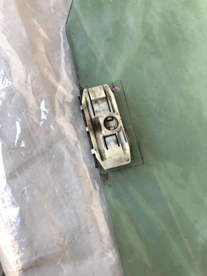 2000 - 2002 SATURN S SERIES SL1 Rear Back Door Glass Window Passenger Right RH - Image 3 of 4