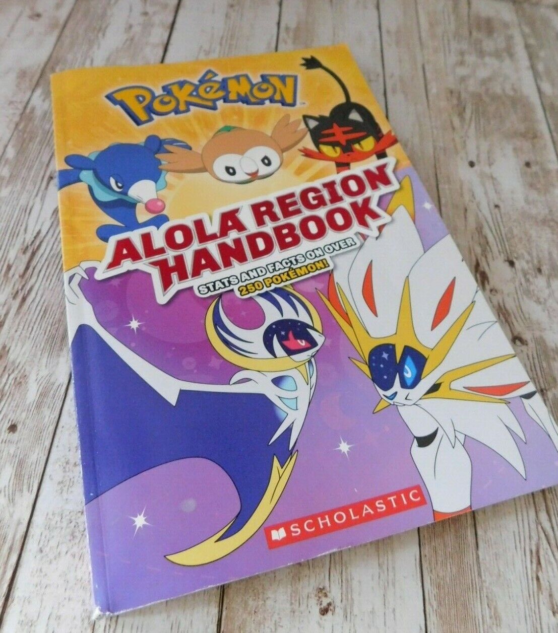 Alola Region Handbook (Pokémon): Scholastic: 9781338148626: :  Books