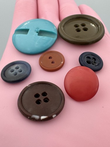 Vintage Set Of 7 Colorful Mixed Size Bakelite Buttons - Picture 9 of 13