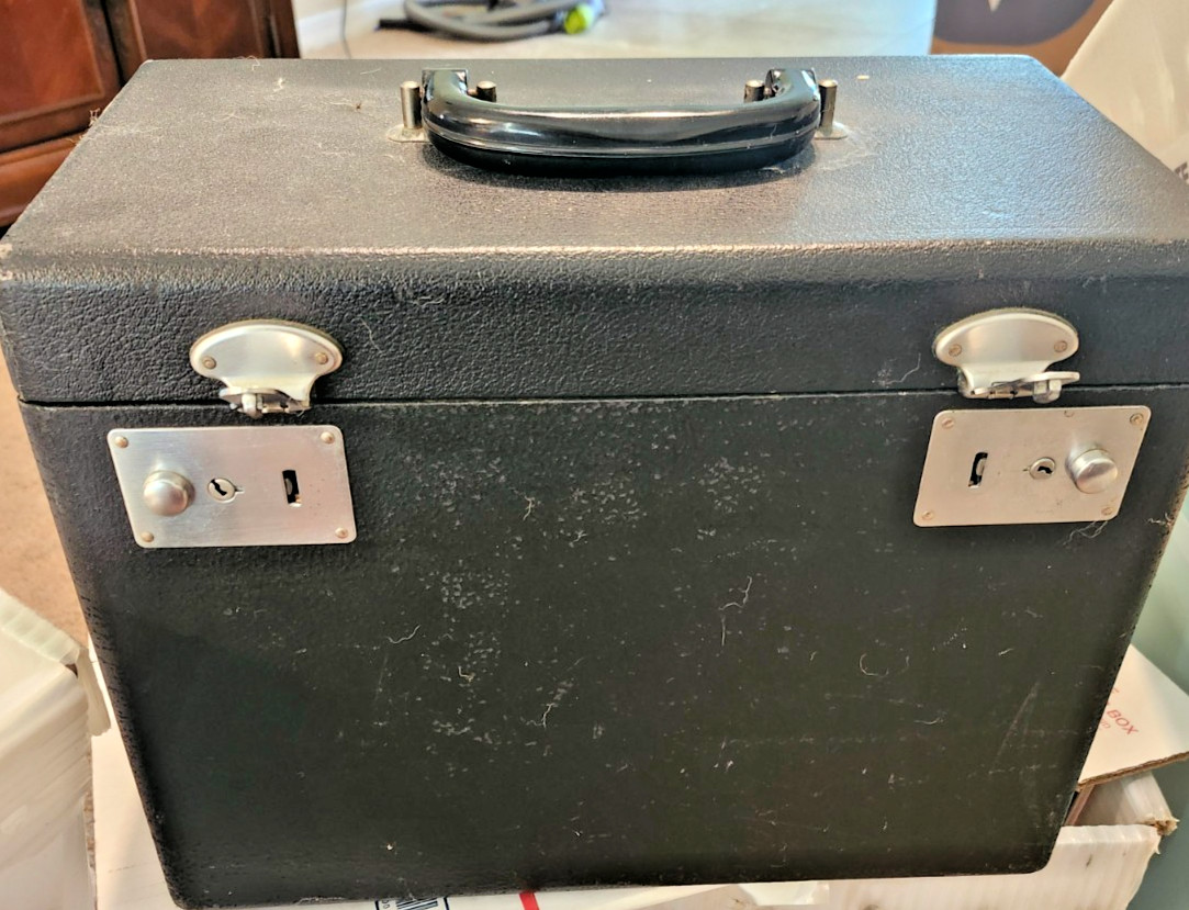 VINTAGE -  1952 - SINGER FEATHERWEIGHT 221 SEWING MACHINE WITH ATTACHMENTS