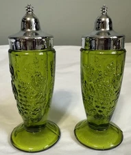 Vintage L E Smith Green Glass Grape Pattern Salt & Pepper Shaker Set W/Lids