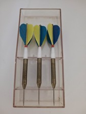 Vintage Green/Yellow Feather Accudart Set Of Darts With Case