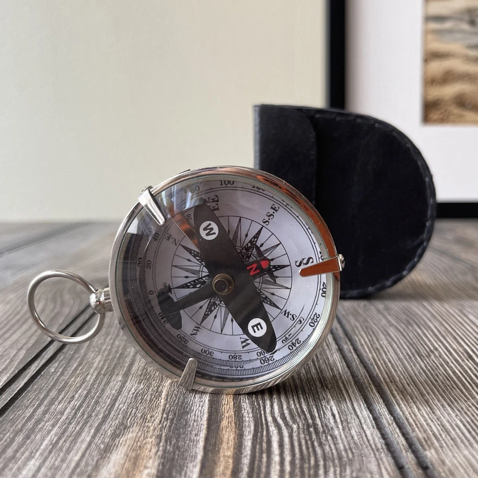 Brújula de bolsillo estilo vintage con estuche de cuero - Herramienta de navegación clásica Foto 3 de 4