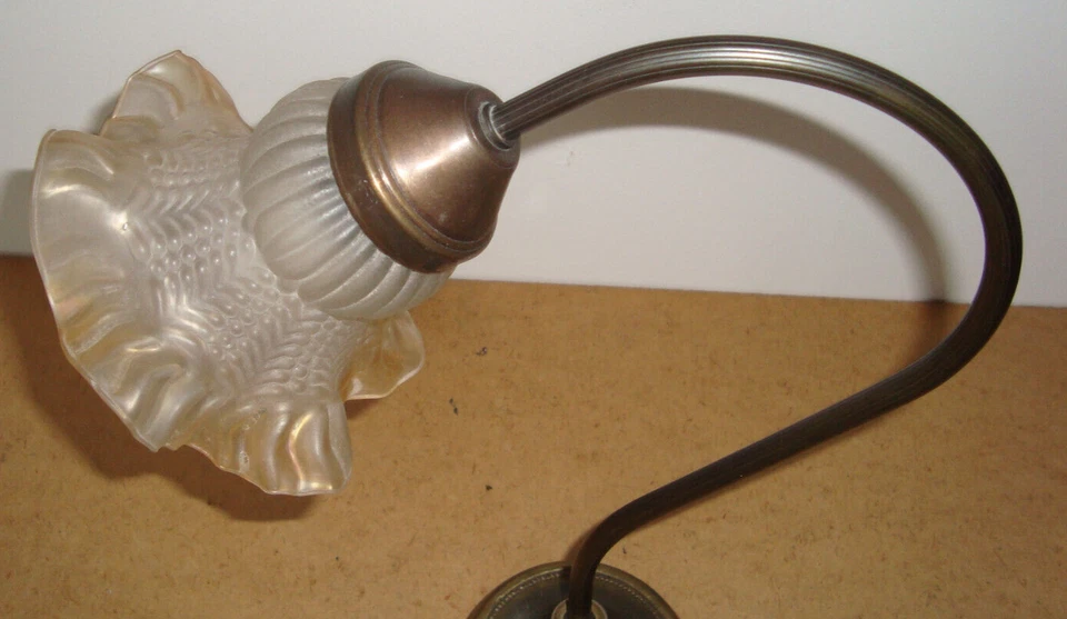 Lampe de table / Lampe de bureau "MONTEUSE" En laiton avec tulipe - Photo 4/4