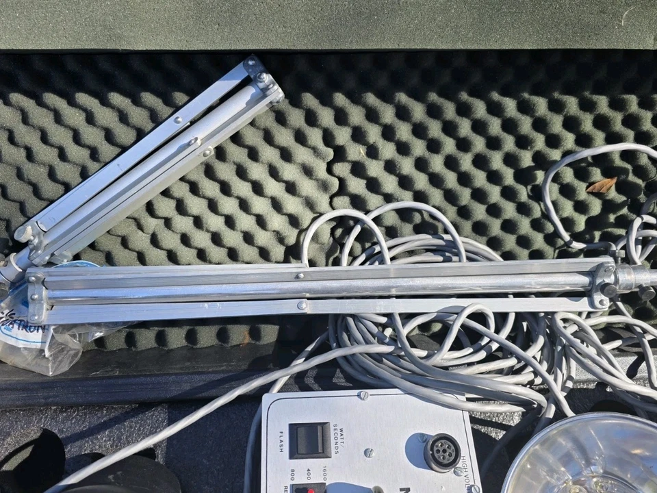 Juego de estudio Novatron 1600 Plus 4 cabezales estroboscópicos 2 paraguas 2 soportes Foto 4 de 4