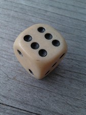 1 wei&szlig;er Kunststoffw&uuml;rfel  -  Kantenl&auml;nge ca.16 mm