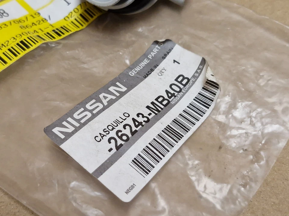 Enchufe de faro Nissan Cabstar F24M 2016-en 26243MB40B genuino nuevo OEM Foto 3 de 4